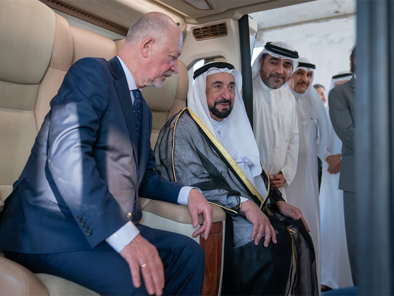 سلطان القاسمي يشهد المرحلة التجريبية للقطارات المعلقة في مجمع الشارقة للبحوث